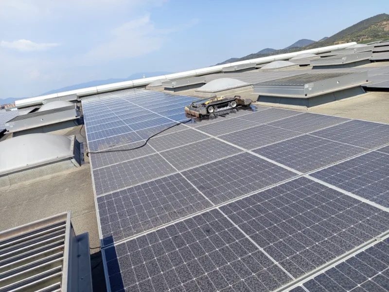 Instalación fotovoltaica en la cubierta de una gran superficie