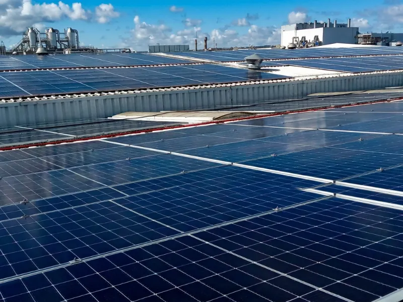 Paneles solares en la cubierta de una nave industrial