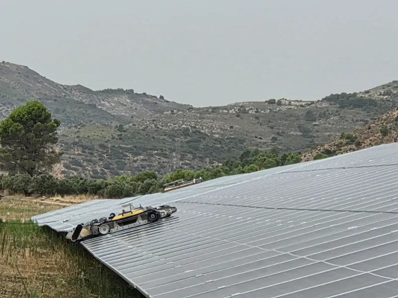Parque solar en suelo con estructura fija