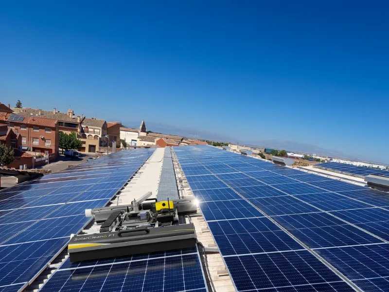 Robot SolarCleano limpiando paneles solares con agua osmotizada