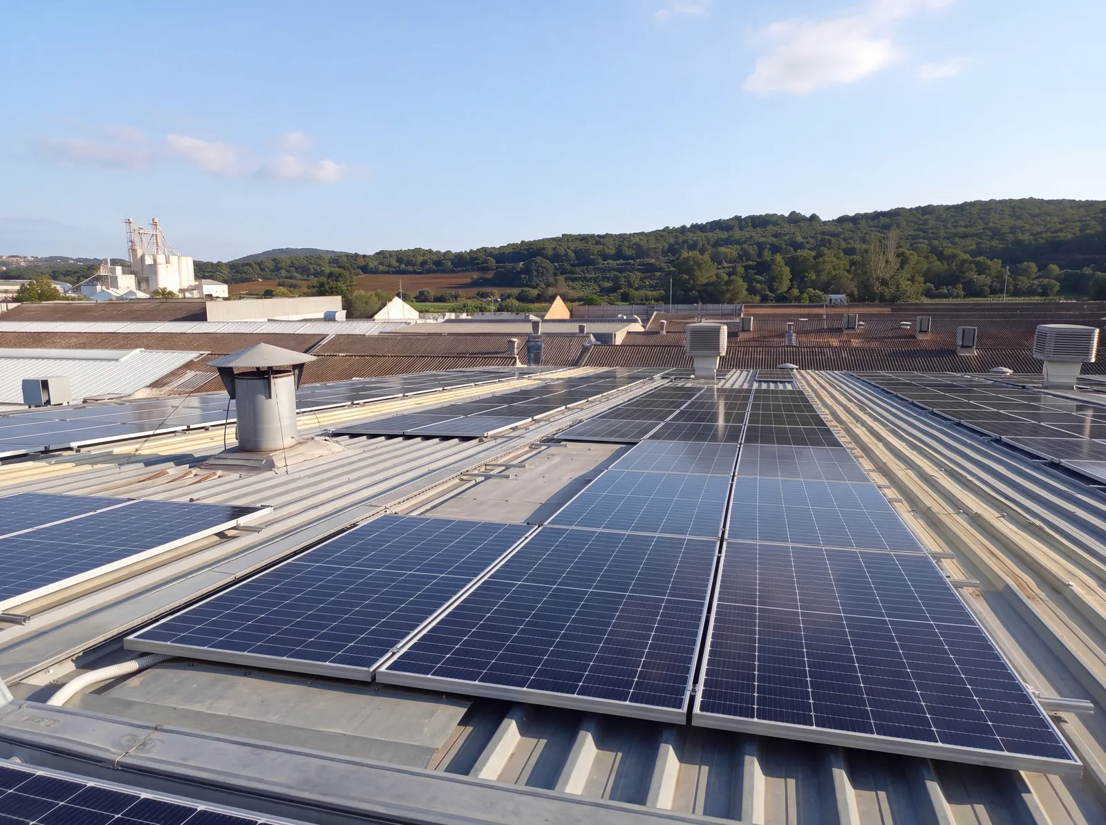 Paneles solares en cubierta industrial, mantenimiento fotovoltaico Clean Sunny