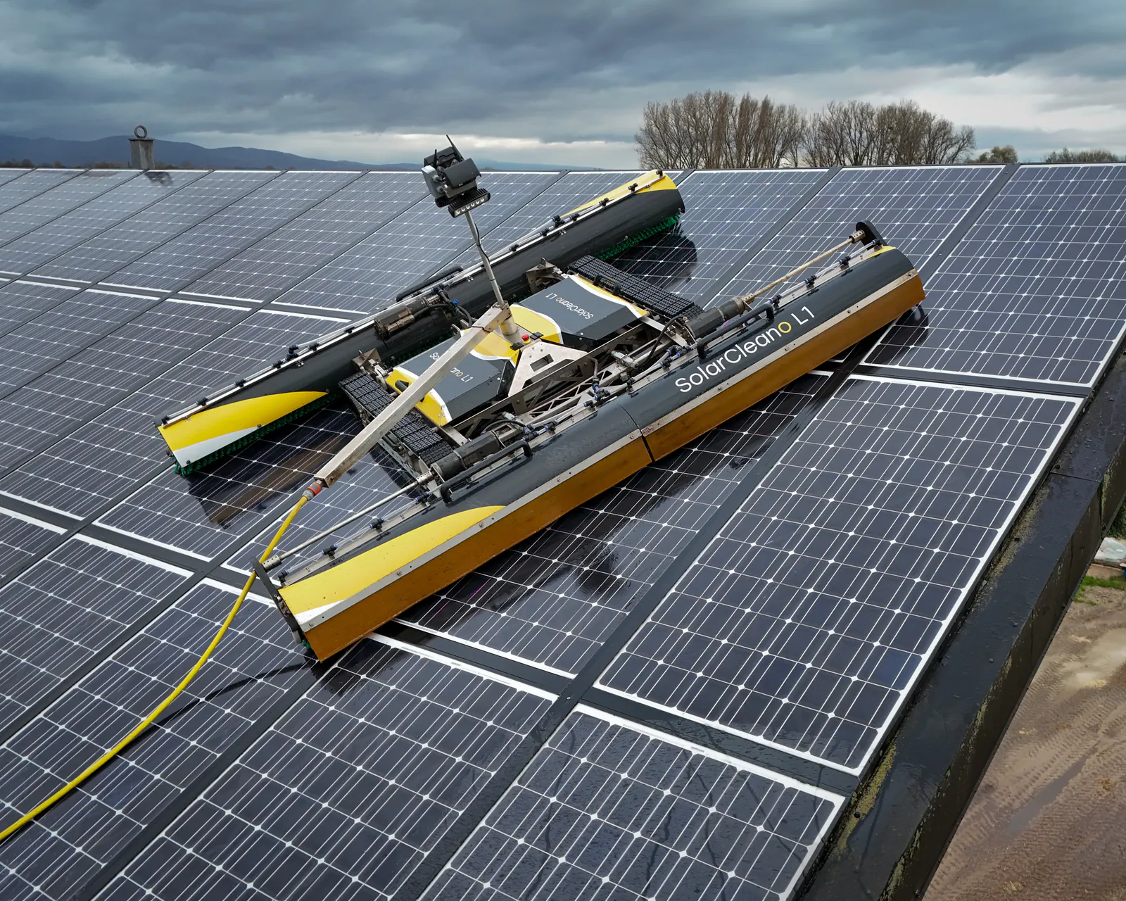 Robot SolarCleano L1 limpiando paneles solares