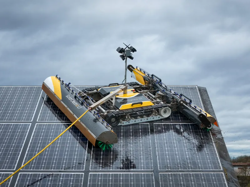 SolarCleano L1 solar panel cleaning robot