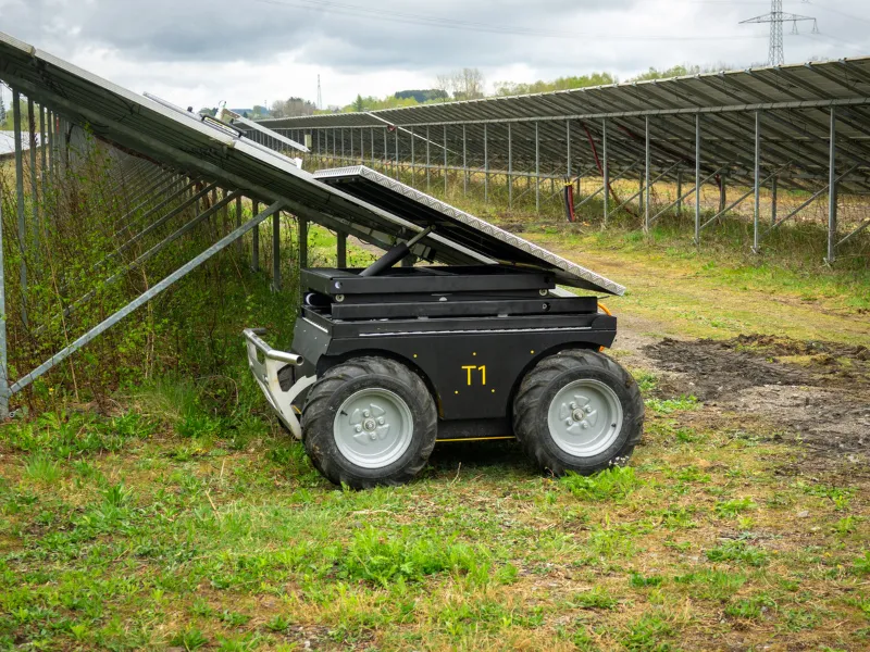 Demonstração de um robô SolarCleano na sua instalação