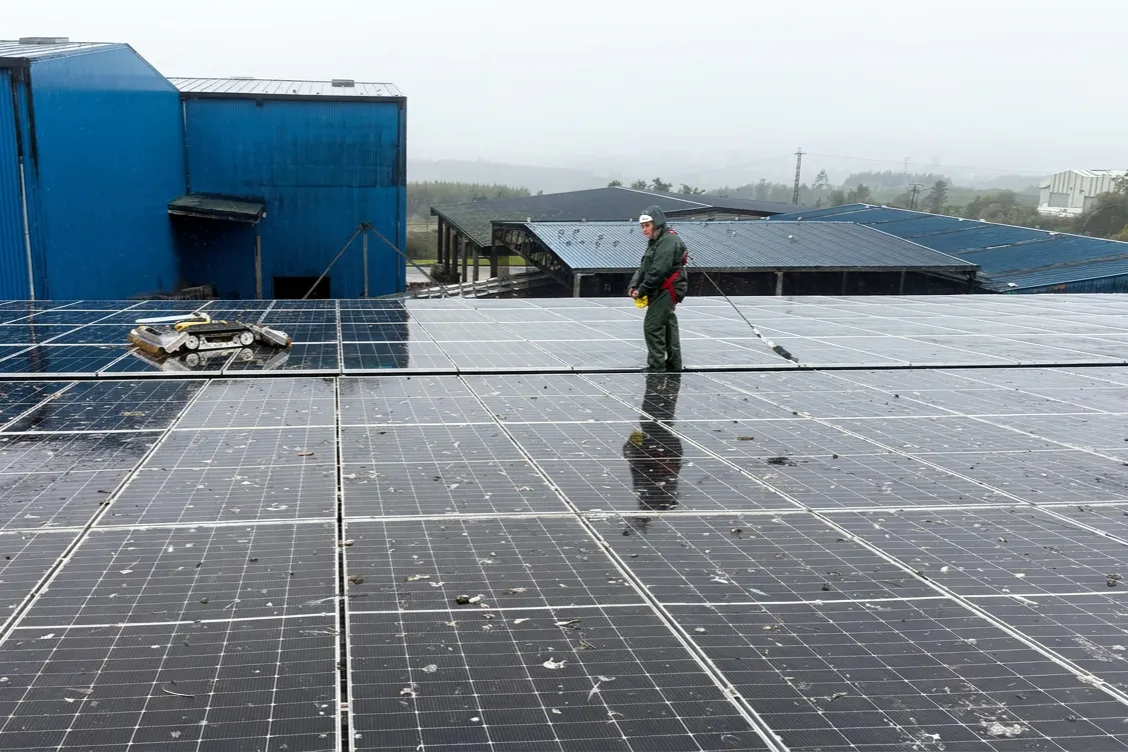 Operario de Clean Sunny con un robot SolarCleano en una cubierta
