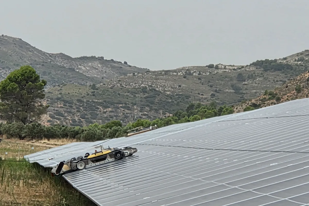 Robot limpiando una planta fotovoltaica en suelo