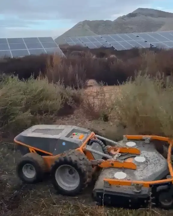 Desbrozadora radiocontrolada trabajando entre la vegetación de una planta fotovoltaica