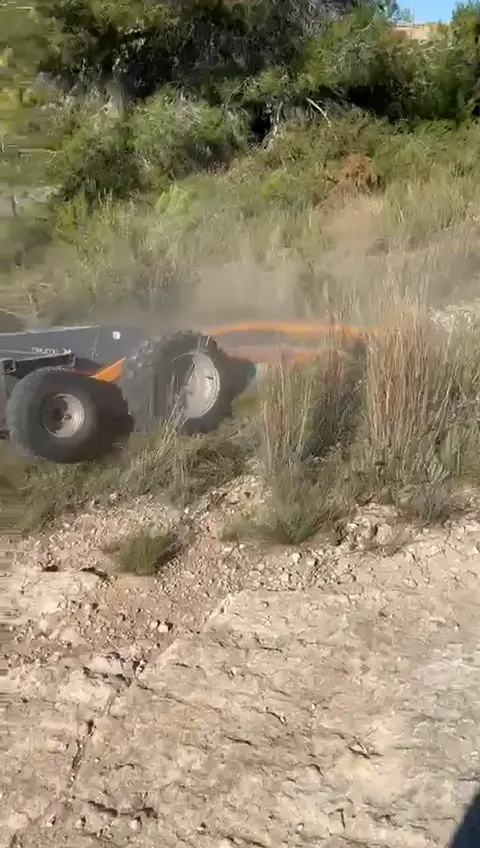 Desbrozadora trabajando en pendiente sobre terreno seco