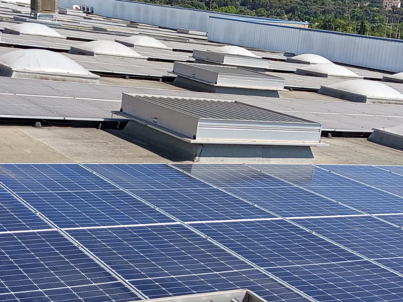 Paneles solares recién aclaradas con agua osmotizada, sin marcas de cal