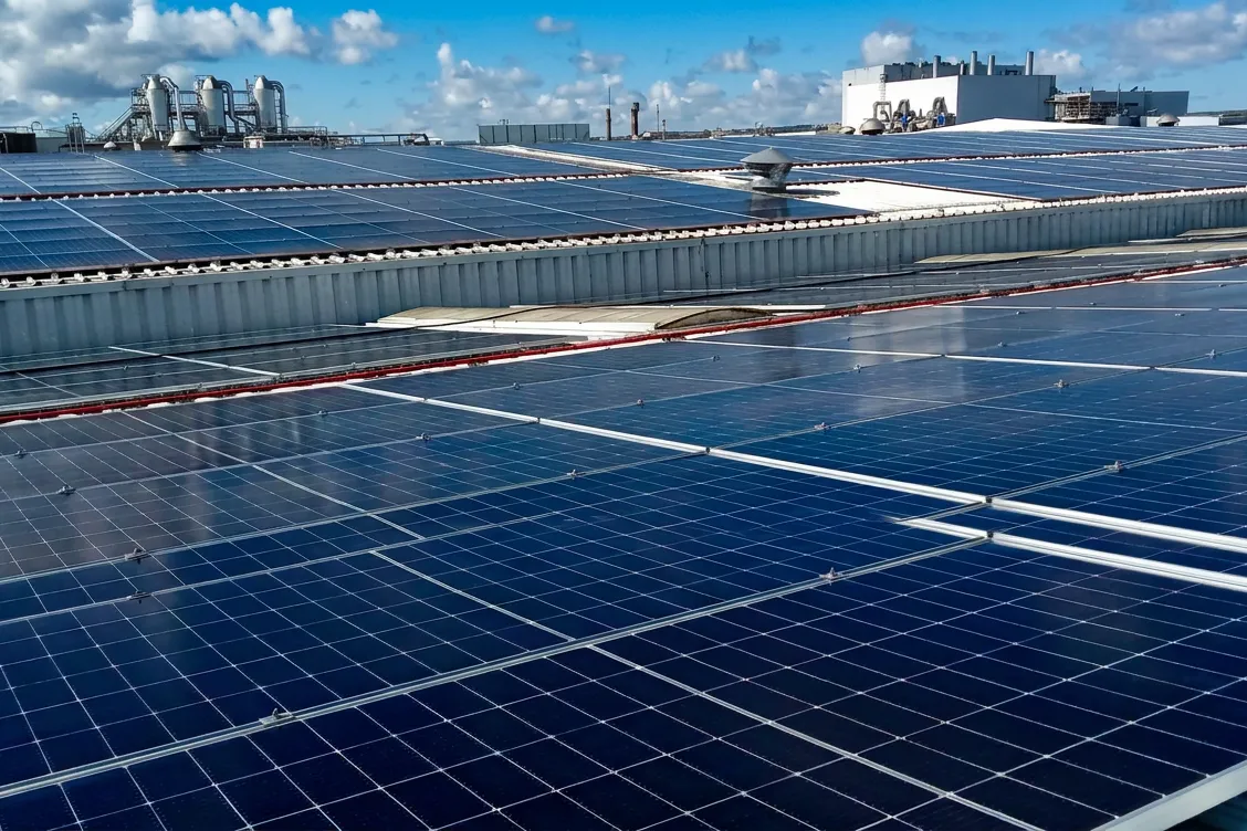 Paneles solares en la cubierta plana de una nave industrial