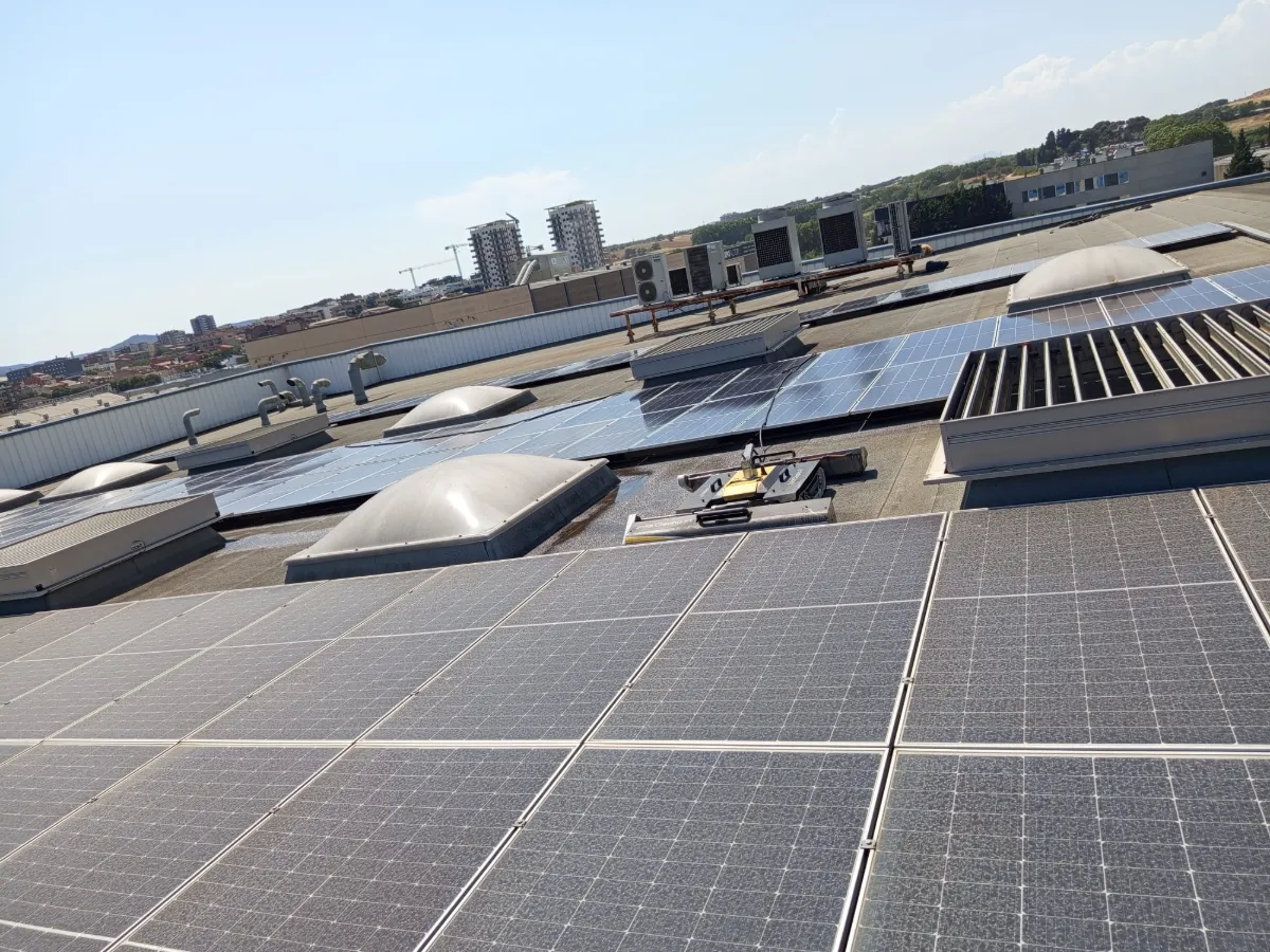 Limpeza de painéis solares para centrais fotovoltaicas e coberturas industriais