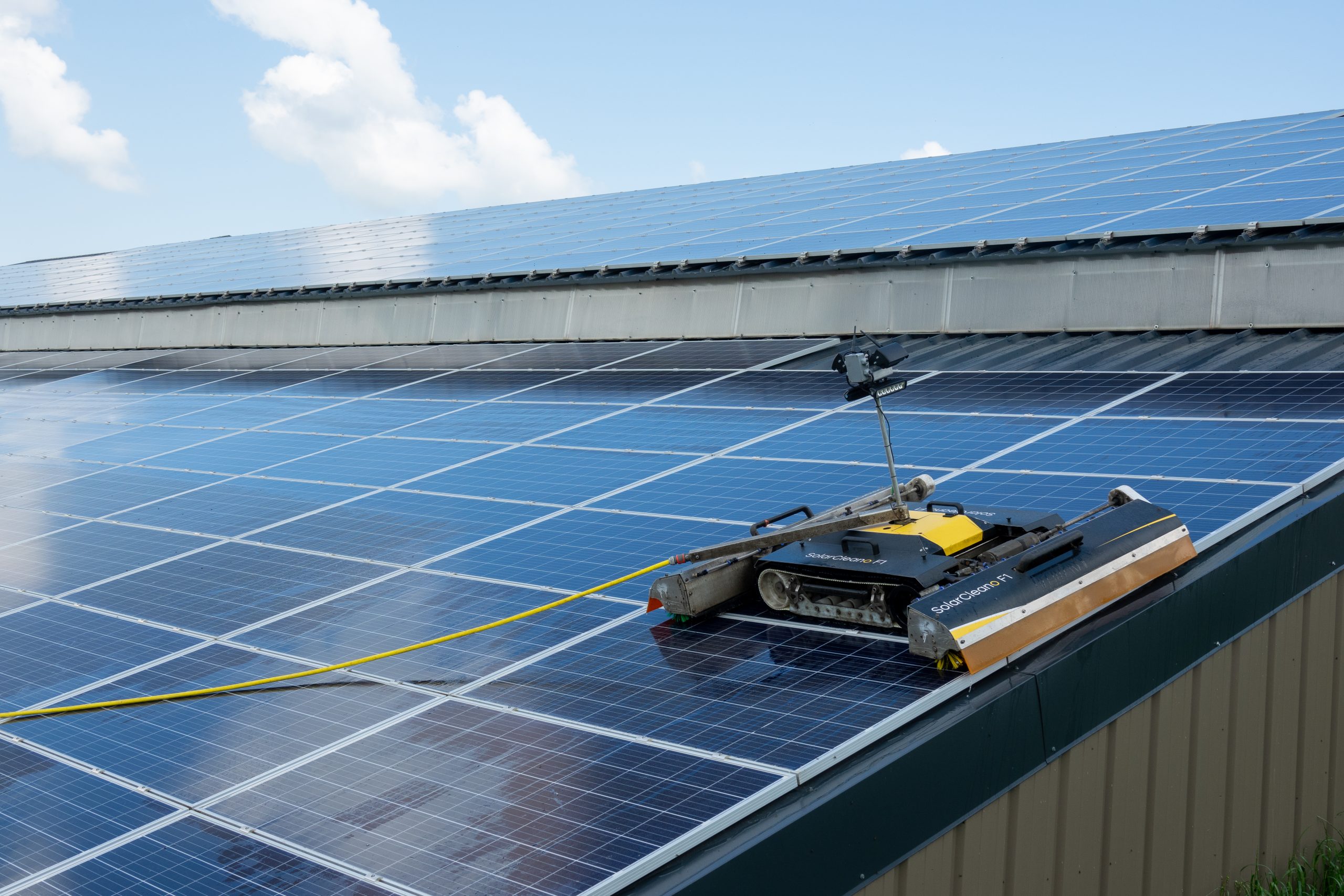 Robot SolarCleano num campo fotovoltaico