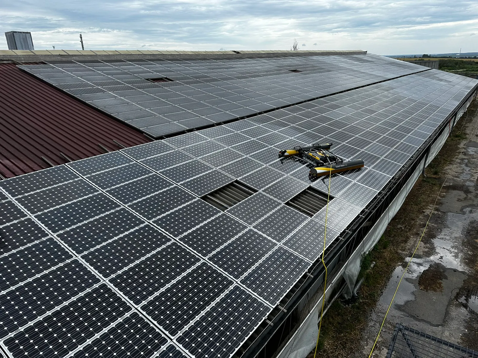 Equipo de limpieza trabajando en una planta en suelo
