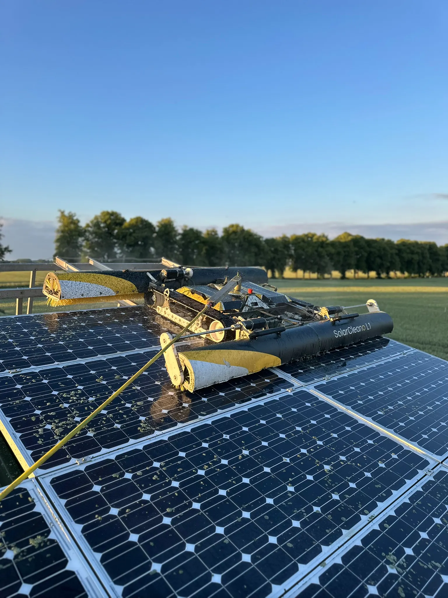 Robot SolarCleano L1 en placas durante la hora dorada
