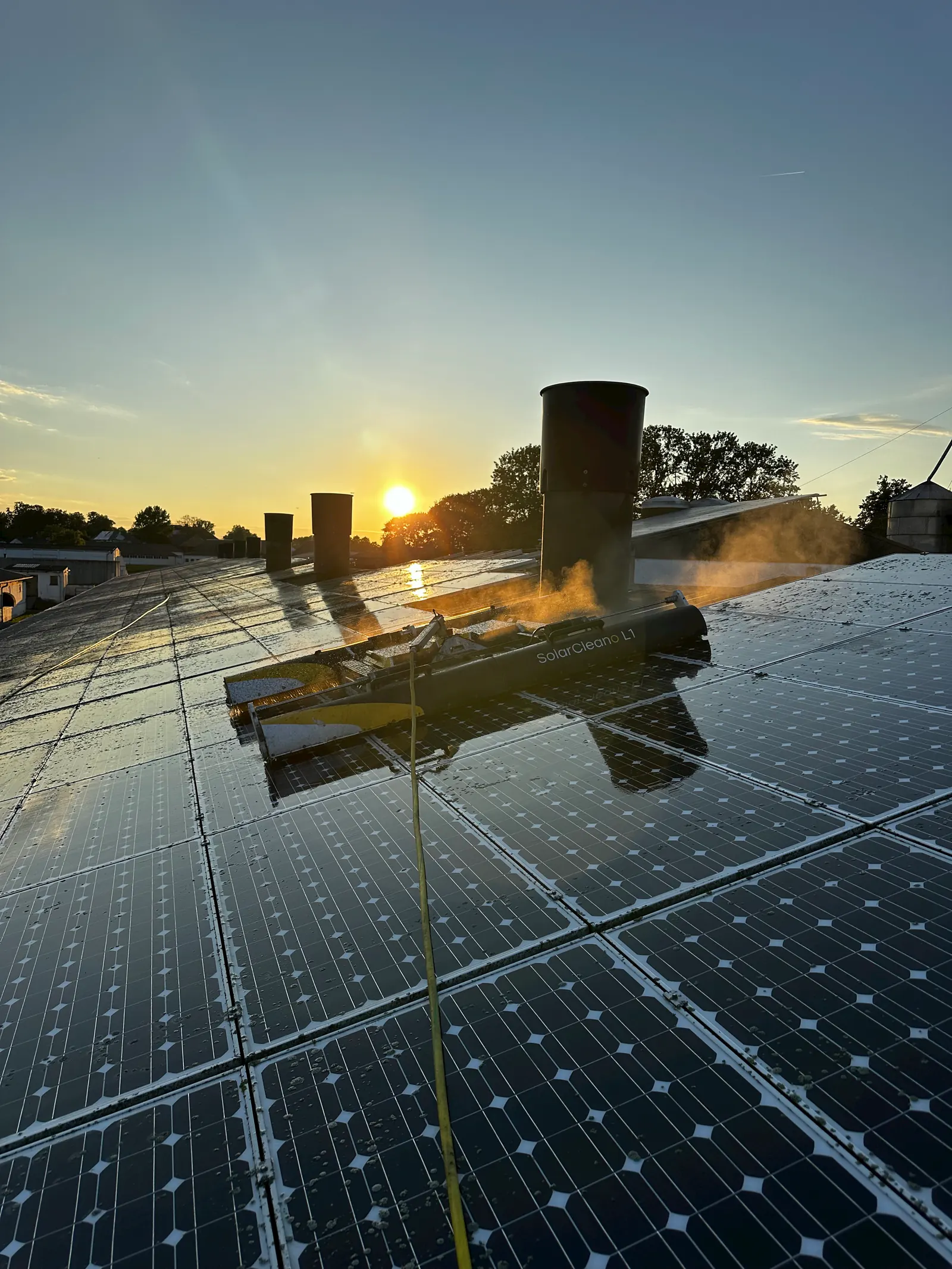 Robot L1 sobre paneles con vapor de agua iluminado por el sol poniente