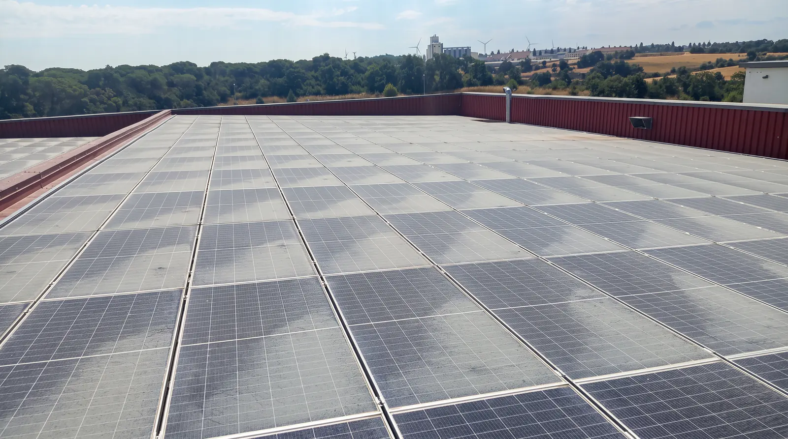 Instalación fotovoltaica con suciedad antes de la limpieza