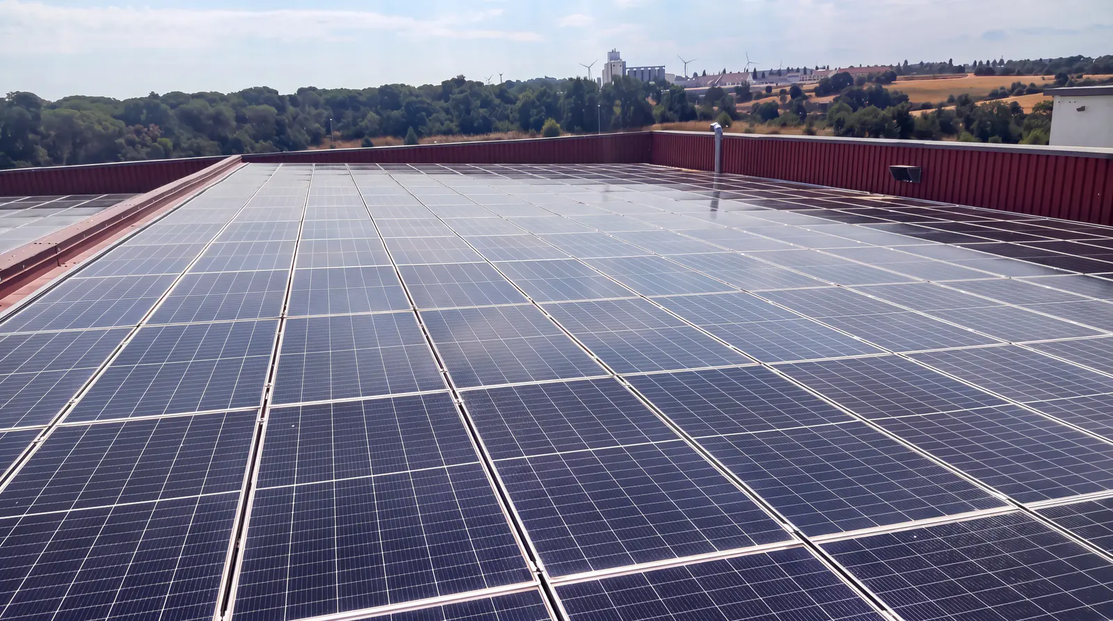 Instalación fotovoltaica limpia después del servicio