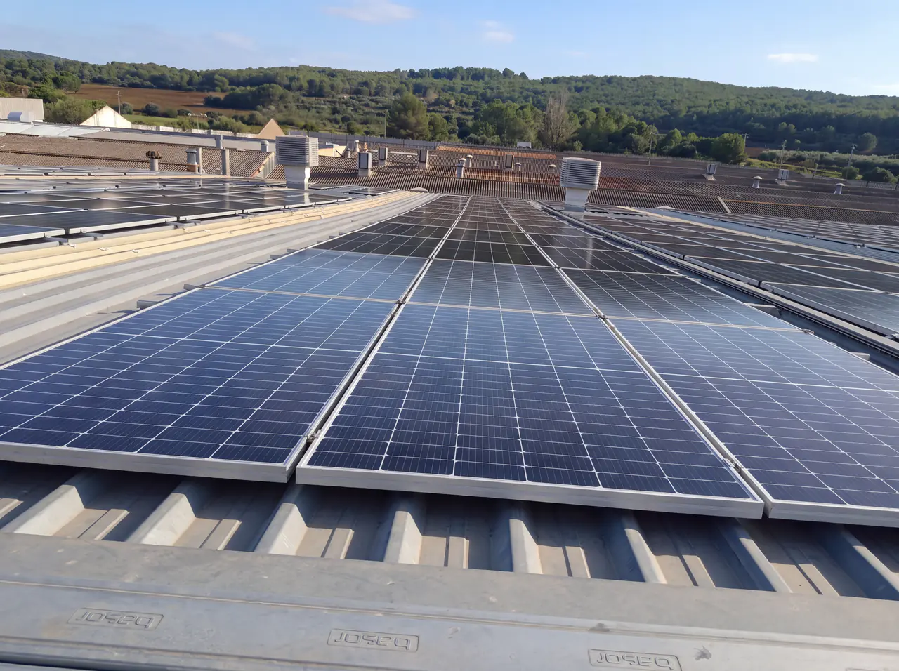 Limpieza de paneles en una instalación industrial de gran tamaño