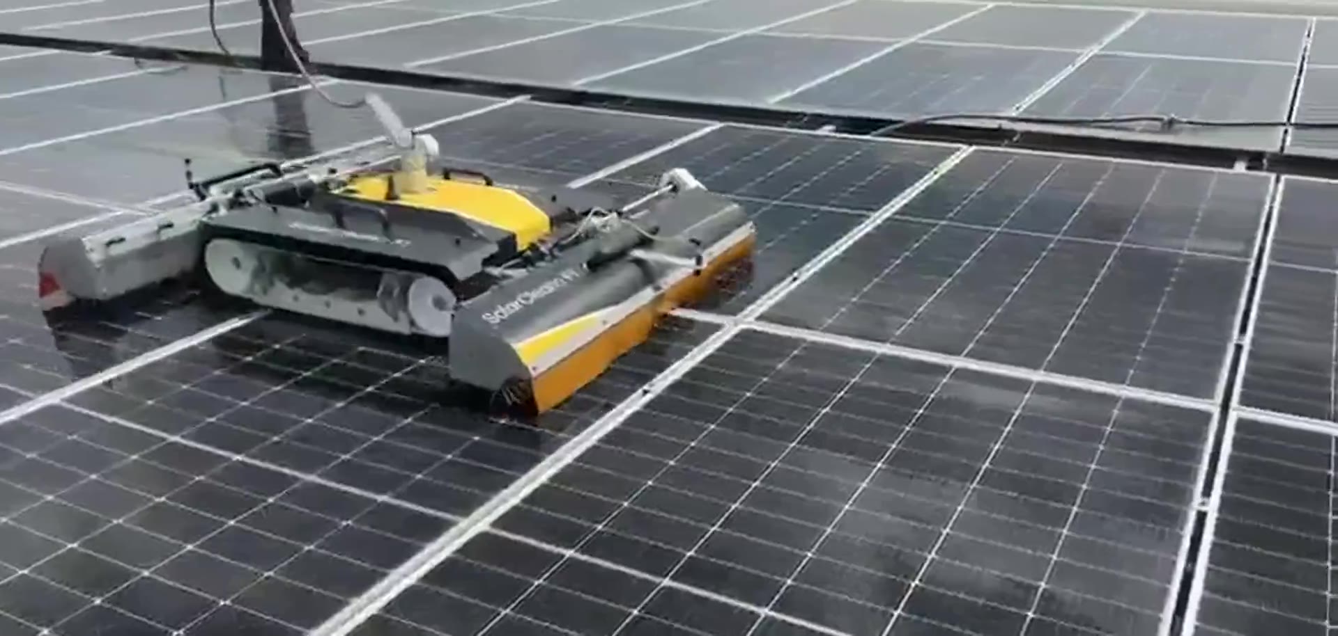 Robot SolarCleano limpiando paneles solares en una planta fotovoltaica