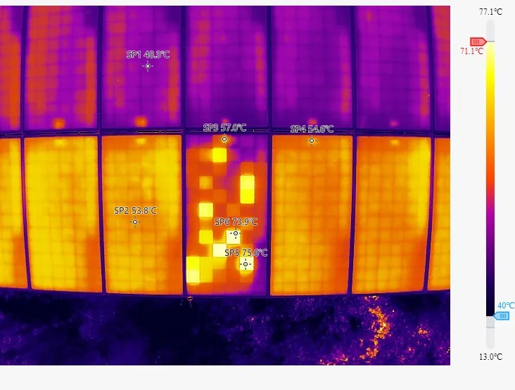 Termograma con puntos calientes en módulos por suciedad o deposición