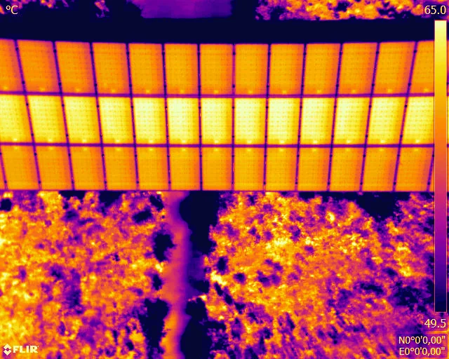 Termograma en escala de grises de un patrón eléctrico en una fila