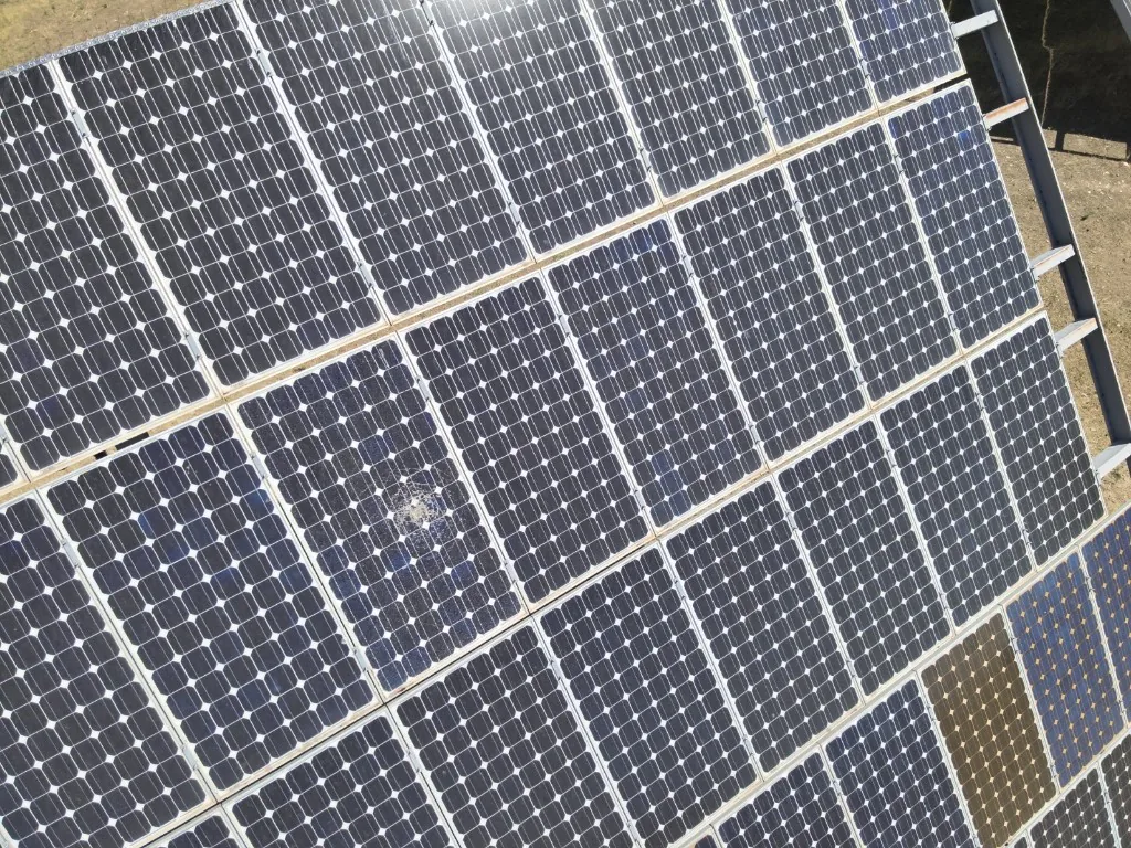 Módulo fotovoltaico con rotura de vidrio visible en la superficie