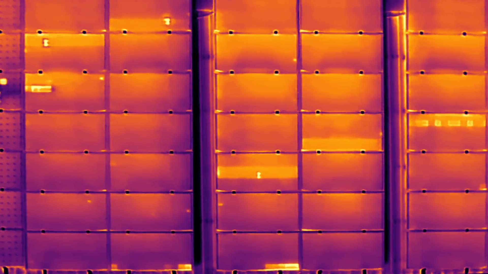 Inspección termográfica con dron sobre una nave industrial